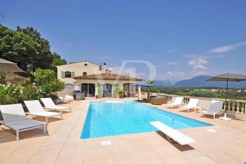 Vacker villa med härlig utsikt över kullarna och havet, belägen i en privat gated estate i Valbonne. På två plan består den av en entré som vetter mot vardagsrummet, matsalen och köket, som kommunicerar med varandra och öppnar sig mot terrasserna och...