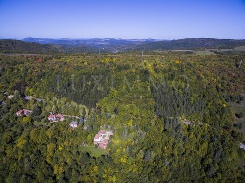 LUXIMMO FINEST ESTATES: ... Für Liebhaber des friedlichen Lebens und der Erholung in der Natur bieten wir ein einzigartiges Anwesen mit einer großartigen Lage und Aussicht. Es befindet sich 5 km von der malerischen Stadt Tryavna in Richtung Gabrovo, ...