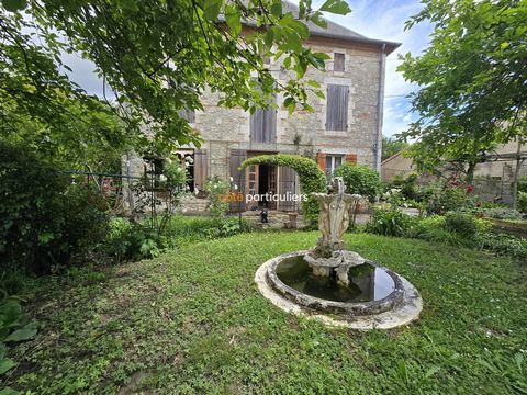 Between AGEN and GOLFECH, in a small village, bourgeois house to renovate on two levels. On the ground floor, it consists of a large entrance hall leading to a bedroom, a living room with fireplace opening onto an independent kitchen, a laundry room,...