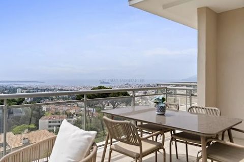 Located on the heights of Le Cannet, in a new luxury residence, this magnificent 5-room flat of more than 158 m² (photos of a show flat) awaits you on the top floor with a panoramic view of the Massif de l'Estérel. This flat comprises a spacious livi...
