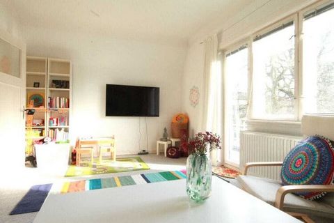 The bright 2.5-room holiday apartment is centrally located, but at the same time quiet, in the green Hamburg-Niendorf. It is on the upper floor of a single-family house.