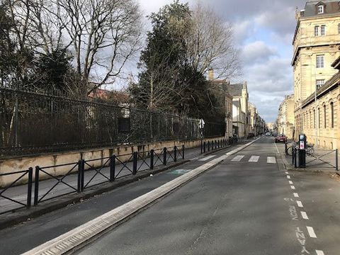 Near the center of Bordeaux, in the very residential district of Saint-Genès, characterful residence built on an 850m2 garden with swimming pool and orangery. Organized over 3 residential levels and a basement, it has a floor area of 520m2 (440m2 Car...