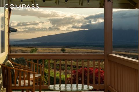 Ubicado al final de un tranquilo callejón sin salida en el deseable vecindario de Pukalani Terrace & Country Club, 2689 Palalani Pl. ofrece un refugio sereno con vistas incomparables al océano bicostero. Esta casa de dos pisos cuenta con 3 habitacion...