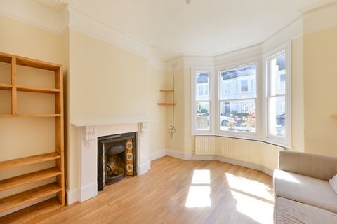 A SUPERB garden flat perfectly located with PARSONS GREEN just a short stroll along with the excellent amenities of Fulham Road. The property is in excellent condition with a large living room, generous double bedroom, modern kitchen and bathroom, pr...