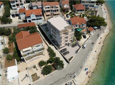 PREMIÈRE RANGÉE À LA MER ! Un appartement de deux chambres est à vendre à Jezera près de Tisno. Il se compose : séjour avec cuisine en salle à manger, dégagement, 2 chambres, dressing, salle de bains, wc, et une terrasse couverte de 15 m2. L’appartem...