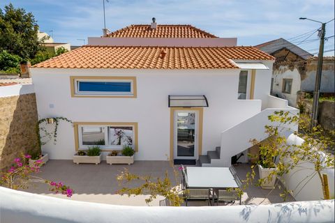 Bem-vindo a uma linda casa renovada no centro histórico da Amoreira. Você entra na propriedade através de uma grande área de terraço aberto que oferece a melhor exposição solar durante todo o dia. Há espaço suficiente aqui para churrascos com amigos ...