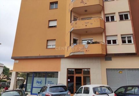 Incroyable opportunité à Figueres! Ce spacieux appartement de 147 m2 offre une distribution confortable et fonctionnelle qui s'adapte à tous vos besoins. En entrant, vous serez accueillis par un hall lumineux qui vous conduira à un spacieux salon-sal...