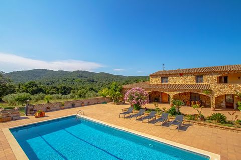 Ontdek dit indrukwekkende huis in Masia-stijl aan de Costa Brava. Deze volledig uitgeruste woning biedt het beste van rustieke charme met hoogwaardige afwerkingen, midden in de natuur en met een panoramisch uitzicht op de bergen. Gelegen op bijna 2 h...