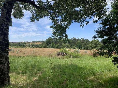 With lovely views over the surrounding countryside, this property comprises a house of approx. 100m2 in need of complete renovation (subject to necessary permissions) and a barn. The land of over 3 hectares has a well and would be perfect for an agri...