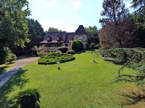 24170 BELVES Magnifique périgourdine 5 chambres et 1 studio dans un parc arboré à proximité d'un des plus beaux villages de France. Le rez de jardin bénéficie sur 3 côtés de terrasses carrelées et comprend un hall d'entrée, un salon de 38 m2 avec che...