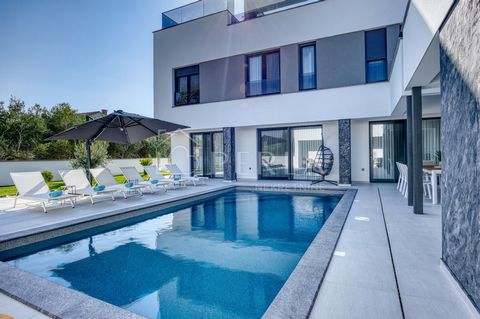 ZATON - zum Verkauf steht eine luxuriös eingerichtete Villa mit Swimmingpool in ruhiger Lage. Diese schöne moderne Villa befindet sich in Zaton in der Nähe von Zadar. Die einzigartige Luxusvilla befindet sich auf einem Grundstück von 765 m2, die Wohn...