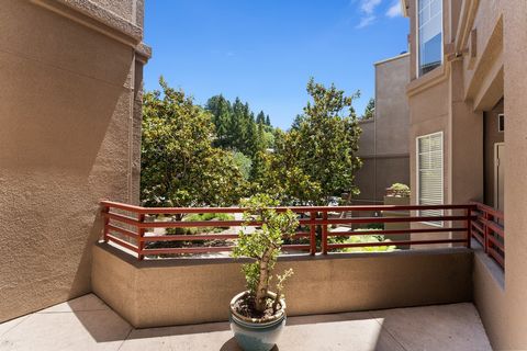 This exceptional 1-bd, 1-ba unit is a rare find in a fantastic complex. With its updated kitchen featuring stainless steel appliances, new stove and microwave, updated bathroom, hardwood floors throughout, and in-unit washer and dryer, it offers the ...
