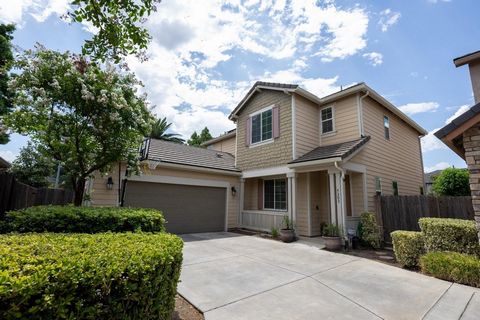 Northwest Fresno! Arboleda Estates! Gated Community with Wonderful Amenities! This attractive 4 Bedroom, 2.5 baths with a Loft. Home features a very popular floor plan with a Great Room open to the Kitchen offering Laminate Floors, Granite Counters, ...