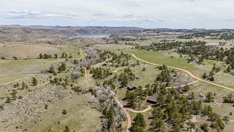 Ein weiteres Juwel im Meadow Creek-Teil der Phantom Canyon Ranches! Es gibt 35 Hektar Land mit einer Kabine mit 3 Schlafzimmern und 1 Badezimmer, aber die Annehmlichkeiten sind eine große Ranch mit privatem Zugang zu vielen Freizeitaktivitäten. Diese...