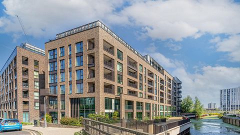 This beautifully presented two-bedroom apartment is set in a fantastic location along Bow Back River in Southmere House, Highland Street, Stratford, E15. It is part of Bellway's contemporary Legacy Wharf, which benefits from excellent communal amenit...