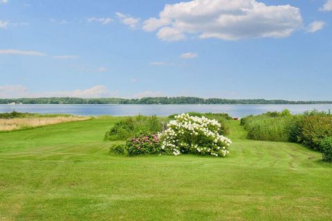 Äußerst gut gepflegtes Ferienhaus direkt am Wasser bei Kulhuse. Steht auf einem weitläufigen Grundstück mit Meerblick. Den Mittelpunkt für das Familienleben bildet der offene Küchen-/Wohnbereich mit herrlicher Aussicht zu Küste und Meer! Das ursprüng...