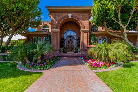 True craftsmanship is on display at this gorgeous executive estate in Centre Court,one of Mesa's most sought-after gated communities. Beautiful brickwork adorns the exterior along with its mature landscape and elegant entryway. Stunning interior feat...