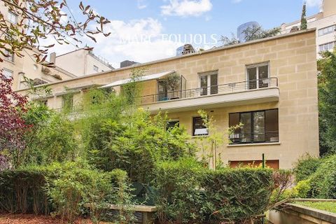 Ideally located on Boulevard Flandrin, in a semi-recent high-end building, this duplex on the 1st and 2nd floors (top floor) measures 79m² in perfect condition overlooking a garden. It includes an entrance, a living room with large bay windows, an op...