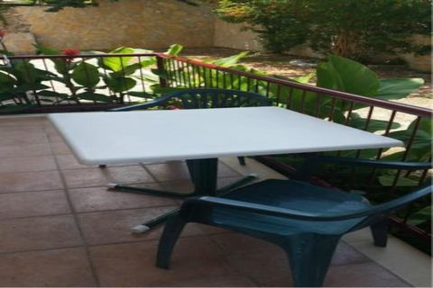 Apartment Boguvila is located in Supetar, a small place on beautiful island Brač, which is best known for the white-pebble beach Zlatni Rat (Golden Cape) which is 45 min ride from the property. Laundry is available for the guests, located in the hous...