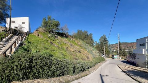 Terreno Urbano inserido no loteamento Cercado da Eira em Alcoutim, a escassos metros do centro com vista para a praia fluvial e castelo de Alcoutim. Lote com 1200m2 de área de terreno como viabilidade para a construção de uma moradia plurifamiliar co...