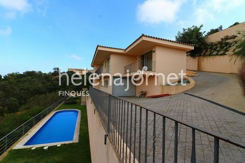 House with a beautiful garden and a pool in the Mas Nou residential area Magnificent house of 161.8 m2 built, located on a plot of 2130 m2 in the Mas Nou residential area of Castell-Platja d'Aro. The main floor consists of a large room that share the...