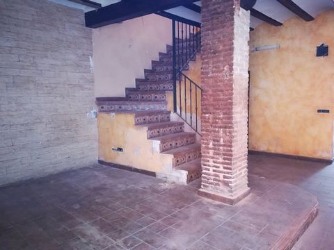 Descubra esta encantadora casa de povo de duas alturas, situada na tranquila Calle De Sant Bernat, em Carcaixent. Com um preço acessível de 55.000, esta propriedade de 146m² oferece uma excelente oportunidade para quem procura um lar ou um investimen...