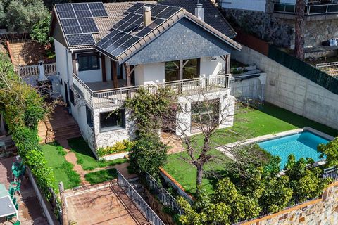 Descubre en Alella esta casa recientemente reformada que combina diseño moderno con materiales de alta calidad para ofrecer un ambiente sofisticado y acogedor. Con una distribución pensada para la comodidad, dispone de cuatro amplios dormitorios y tr...