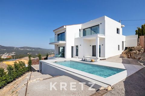 Moradia nova com 226 m² de construção num terreno de 635 m², localizada na zona residencial de Vora Sitges, em Canyelles, a apenas 10 minutos das praias e a 30 minutos de Barcelona. O rés-do-chão inclui uma sala de estar, sala de jantar e cozinha ita...