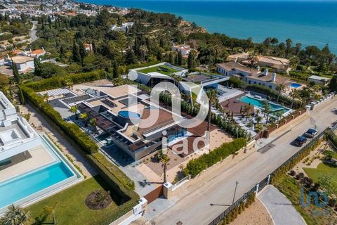 Moradia de Luxo com Vista Mar – Carvoeiro Lugar perfeito para criar e perpetuar memorias inesquecíveis. Descubra esta extraordinária moradia de 4 quartos e 4 casas de banho, situada numa das zonas mais exclusivas do Carvoeiro. Com uma área de constru...
