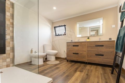 Novas caracteristicas numa casa tão pensada no bem estar... Procura uma moradia totalmente remodelada com imenso bom gosto e com muito espaço nas divisões e exterior ? Tenho uma ótima oportunidade para si... Moradia T4 com área de construção de 276m²...