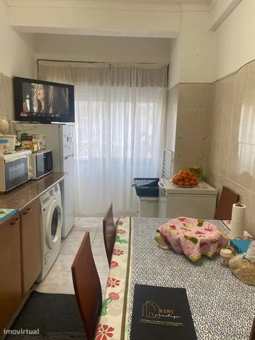 Venha conhecer este espaçoso apartamento com 3 assoalhadas localizado numa zona calma da Vale de Amoreira. Este apartamento num 2º andar de um prédio sem elevador, construído por sala, 2 quartos, despensa, casa de banho e cozinha. Fica numa zona tran...