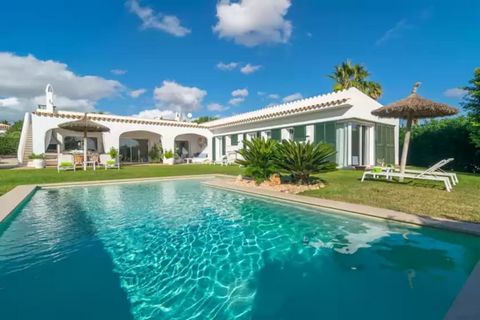 La gran piscina privada de sal, de 11mx4.5m y una profundidad constante de 2m, es la protagonista de los amplios y bonitos exteriores de la casa. Decorados con mucho gusto, los jardines ofrecen varios rincones donde relajarse mientras disfrutan del c...
