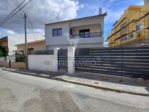 Moradia geminada de 2 pisos, logradouro e anexo localizada Quinta do Bonfim nos Foros de Amora.   Composta por r/c com cozinha equipada com placa, forno e exaustor; sala ampla com lareira natural; casa de banho e acesso ao logradouro e anexo. 1º anda...