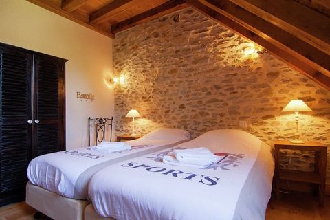 Dieses Haus ist für mehrere Familien gut geeignet und bietet einen herrlichen Blick über das Tal und das Schloss. Im Erdgeschoss gibt es ein angepasst Badezimmer (italienischer Dusche und gesenkten Senke) und ein Schlafzimmer (breiten Eingang), so da...