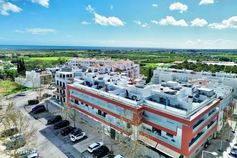 Este bonito apartamento moderno está localizado a sul da N125, numa área residencial bem estabelecida em Tavira chamada Quinta do Caracol, conhecida pela sua arquitetura contemporânea e propriedades de alta qualidade. Todas as comodidades ficam a uma...