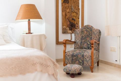 Cuenta con cuatro amplias habitaciones, dos de ellas se encuentran en la primera planta mientras que las otras dos están en la planta baja de la vivienda. La habitación principal amplia con la terraza privada de 23 m2, es espectacular. En la terraza ...