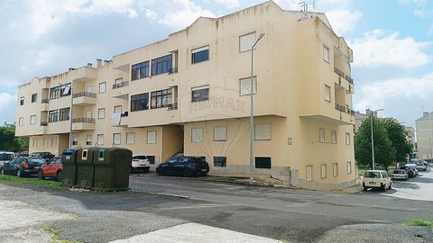 Apartamento T3 situado no rés do chão com uma área total de 174 metros quadrados, área privativa de 145 m2 e área dependente de 29 m2, localizado em Santarém.  Em zona central, o imóvel fica próximo dos principais pontos de comércio, serviços, espaço...