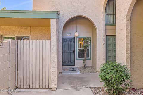 Captivating GOLF COURSE VIEW! Well-situated SINGLE-LEVEL 3/2 BELLAIR TOWNHOME. BRIGHT & INVITING! EXTENDED-LENGTH PATIO with VIEW FENCING and VINYL SLIDING DOOR & WINDOWS display lush golf course from LIVING ROOM and 3 BEDROOMS. DINING RM and KITCHEN...