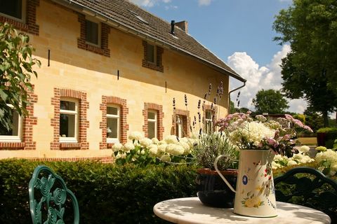Authentieke charme in het hart van het Geuldal Ga terug in de tijd en geniet van modern comfort in deze prachtig bewaard gebleven boerderij uit 1842, gelegen tussen Wijlre en Schin op Geul. Met twee aan elkaar geschakelde woningen en ruimte voor meer...