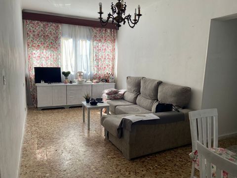 Opportunity to renovate to your liking in the Barriada del PelÃ­ron! We present this ground floor apartment located in one of the quietest and best located areas of Jerez de la Frontera. The property has 3 bedrooms, two of them double with fitted war...