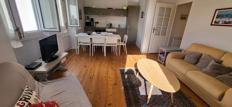 In a small old building in the city center, on the 2nd floor, apartment of about 56m2, with an entrance, a very bright living room, an open fitted and equipped kitchen, two bedrooms, one with cupboard, a bathroom, shower room, separate toilet. Renova...