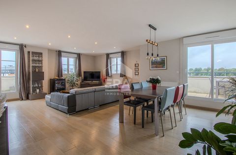 A Gournay-sur-Marne, au centre-ville, en dernier étage d'une résidence de standing cet appartement exceptionnel pour ses volumes de 5 pièces sur 138m² bénéficie d'une triple exposition et d'une vue lointaine et dégagée. Il offre une entrée avec espac...