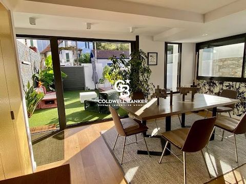 In a quiet and ideally located neighborhood, just steps from shops and beaches, this magnificent townhouse with a pool and patio offers a privileged living environment. Perfectly suited for a lifestyle where everything is within walking distance, it ...
