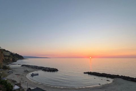 Charming Coastal Retreat This attractively furnished holiday home in Pizzo offers a peaceful escape just minutes from the stunning Tyrrhenian Sea. Enjoy relaxing moments on the balcony overlooking the garden, or cozy up by the decorative fireplace in...
