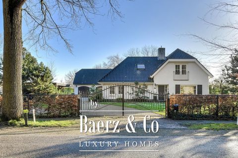 Moderne, in landhuisstijl gebouwde villa, direct gelegen aan het Liesbos, op een prachtig perceel. De woning verkeert in uitstekende staat van onderhoud en is zeer gebruiksvriendelijk ingericht, met o.a. een slaap- en badkamer op de begane grond en 3...