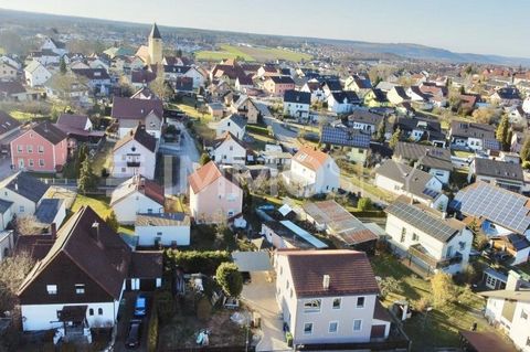 Dieses 811 m² große, voll erschlossene Grundstück bietet zahlreiche Möglichkeiten für eine individuelle Bebauung. Die Bebauung richtet sich nach §34 BauGB (Nachbarschaftsbebauung), wodurch Ihr Bauvorhaben sich harmonisch in die bestehende Umgebung ei...