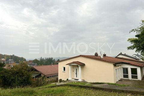 Dieses freistehende Zweifamilienhaus verbindet mediterranes Ambiente mit großzügigem Wohnkomfort und einer durchdachten Raumaufteilung. Zwei komplett getrennte Wohneinheiten schaffen maximale Flexibilität ideal für Mehrgenerationenwohnen, Vermietung ...