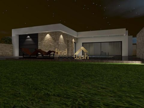 A sua nova casa começa aqui! Imagine viver num refúgio moderno com vista para a serra d’Aire e Candeeiros, num ambiente tranquilo e ao mesmo tempo perto de tudo. Esta moradia térrea T3 é a combinação perfeita entre conforto, eficiência e qualidade de...