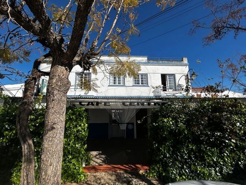 Prédio com 3 Unidades à Venda em Brinches – Oportunidade Única para Projeto de Negócio Integrado no Alentejo     Apresentamos este prédio multifuncional no centro da vila de Brinches, composto por três unidades independentes: um café, um apartamento ...