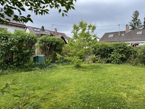 Dieses Häuschen bringt einen zum Schwärmen. Es liegt wie ein kleines Juwel in der zweiten Reihe, vom Weg vorne würde man nicht vermuten, daß sich hier noch so etwas Schönes versteckt. Es ist eine Doppelhaushälfte mit wirklich tollem Garten. Der Garte...